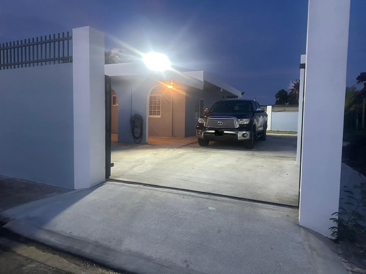 R Gate Eve